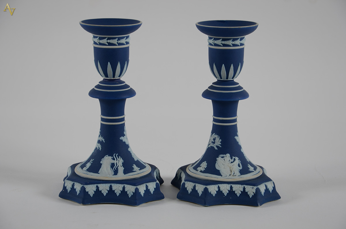 Par de pequenos Castiçais ingleses WEDGWOOD, jasper ware azul com...