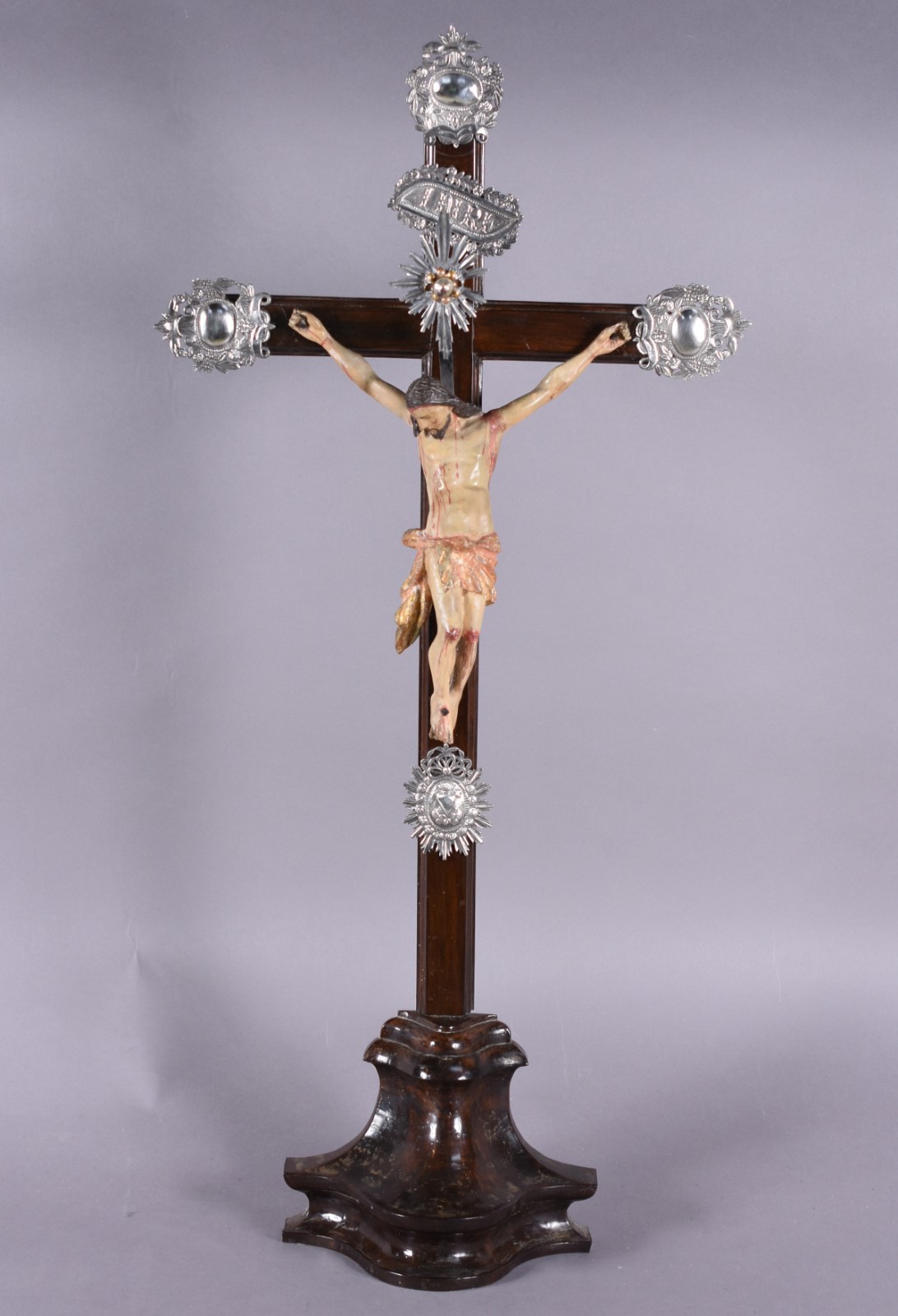 Crucifixo de madeira nobre com figura de Cristo ricamente entalhada... - foto 1 de 5