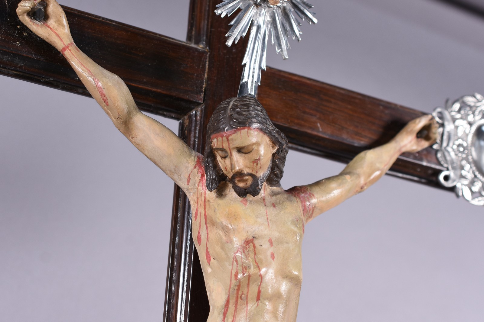 Crucifixo de madeira nobre com figura de Cristo ricamente entalhada... - foto 2 de 5