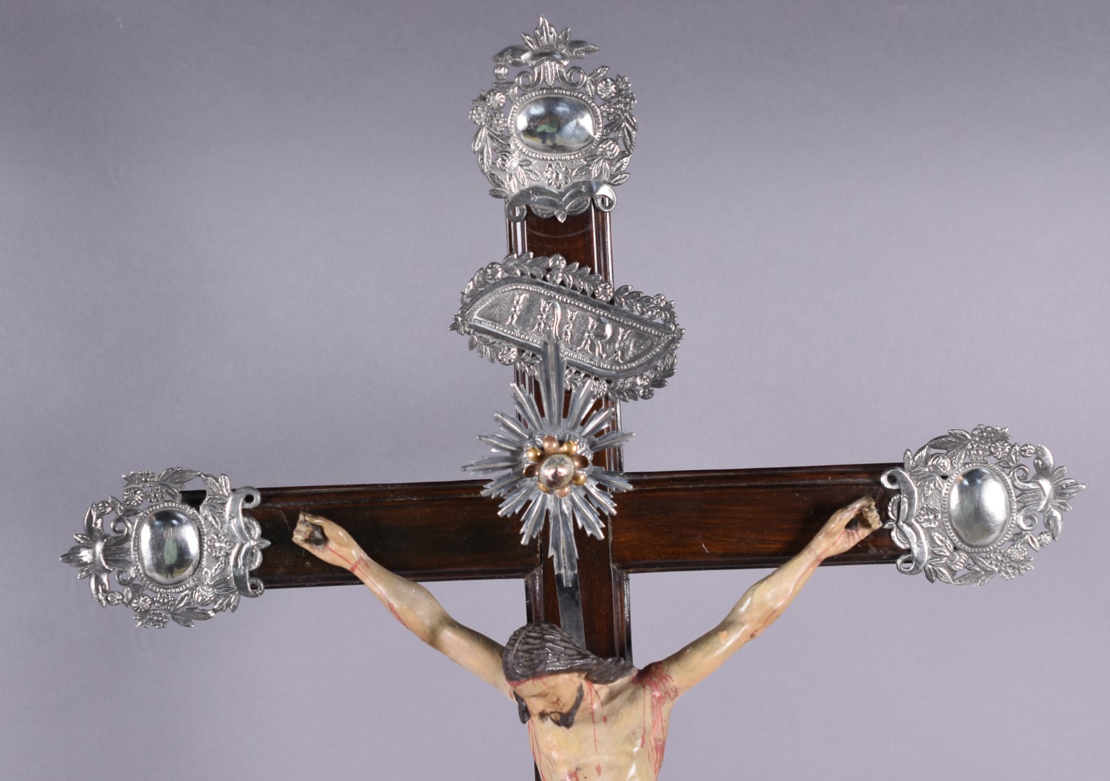 Crucifixo de madeira nobre com figura de Cristo ricamente entalhada... - foto 3 de 5