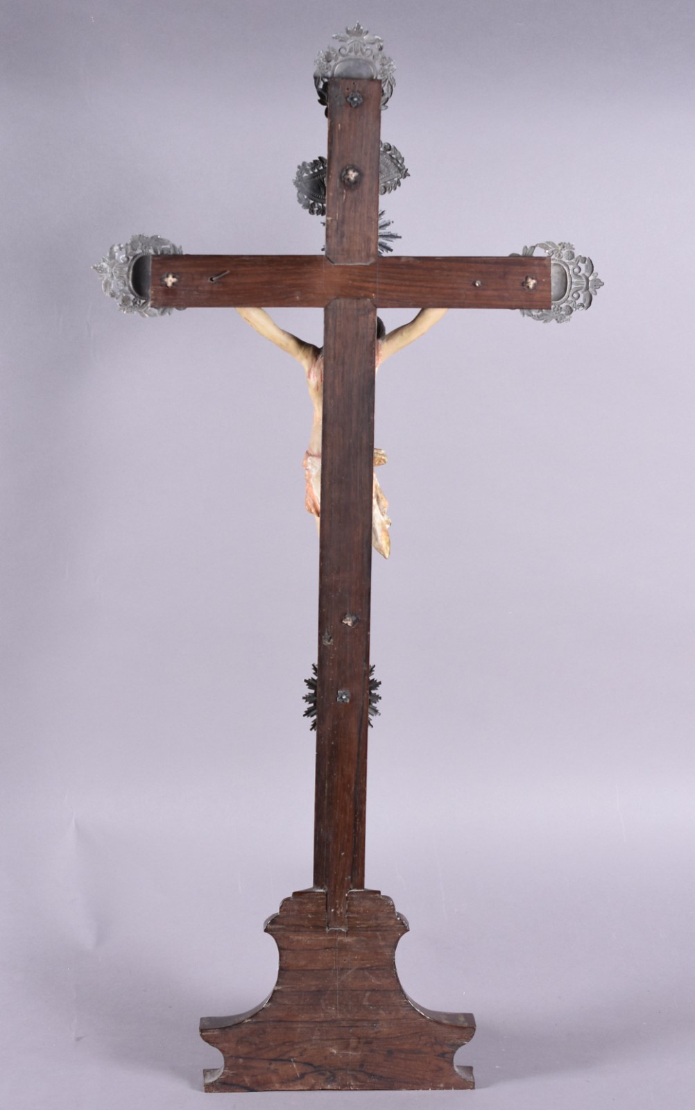 Crucifixo de madeira nobre com figura de Cristo ricamente entalhada... - foto 4 de 5