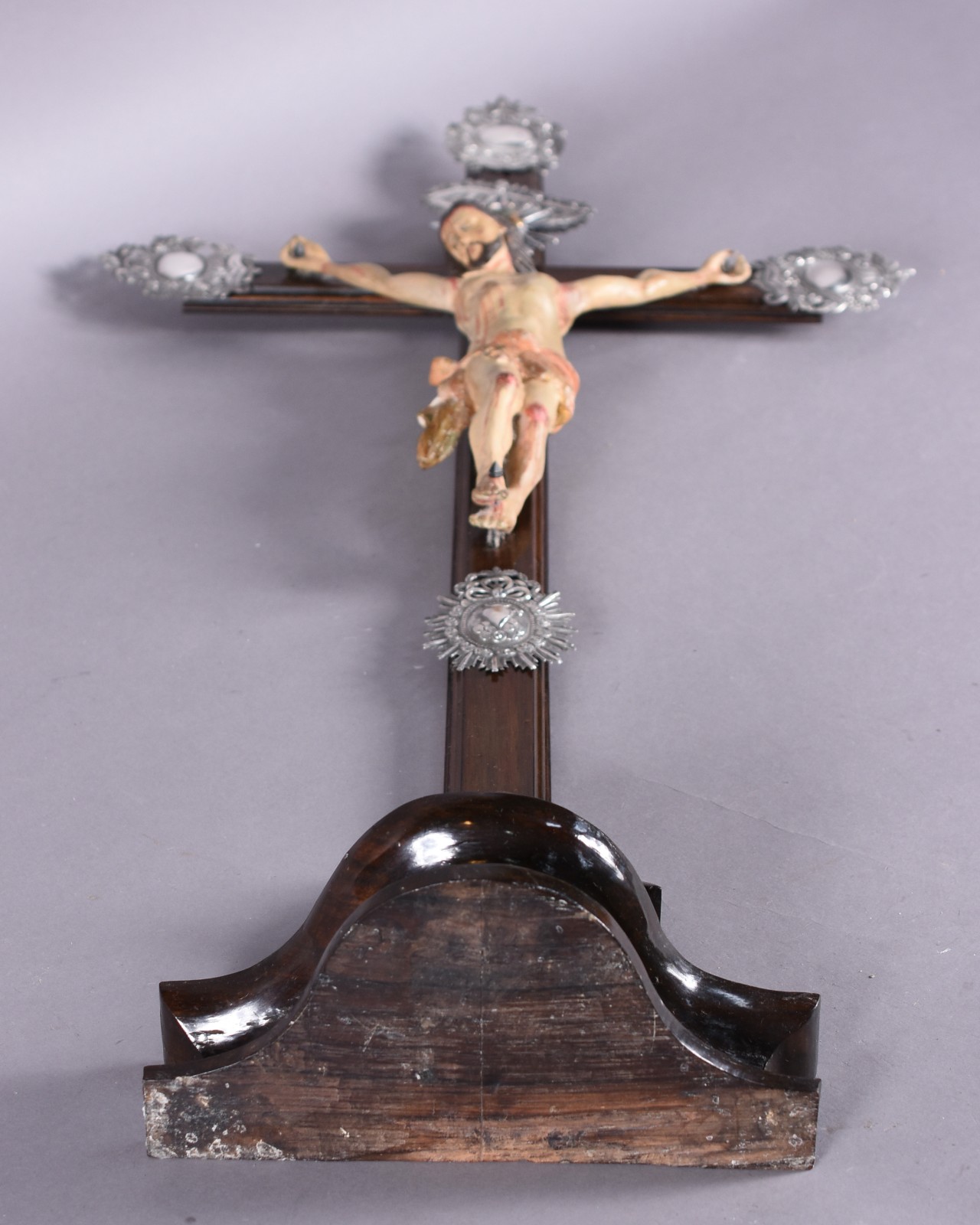 Crucifixo de madeira nobre com figura de Cristo ricamente entalhada... - foto 5 de 5
