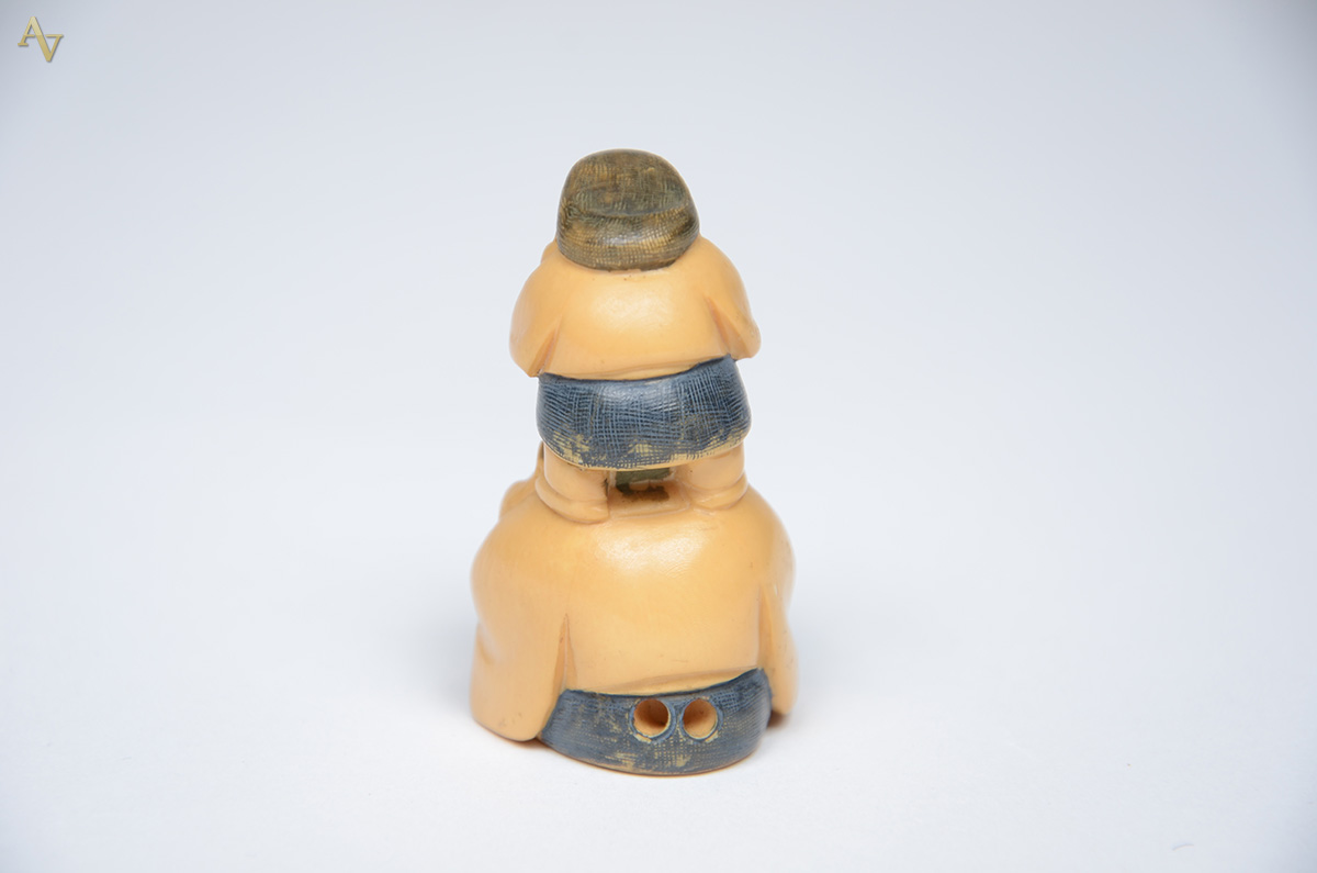 Netsuke de marfim. Altura 5,5 cm. - foto 2 de 2