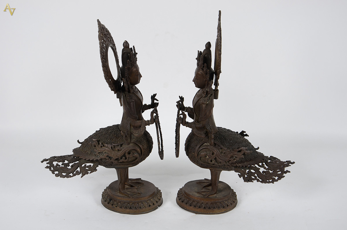 Par de Esculturas nepalesas em bronze patinado rep. Apsarás... - foto 1 de 2