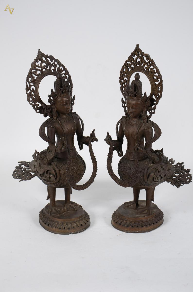 Par de Esculturas nepalesas em bronze patinado rep. Apsarás... - foto 2 de 2