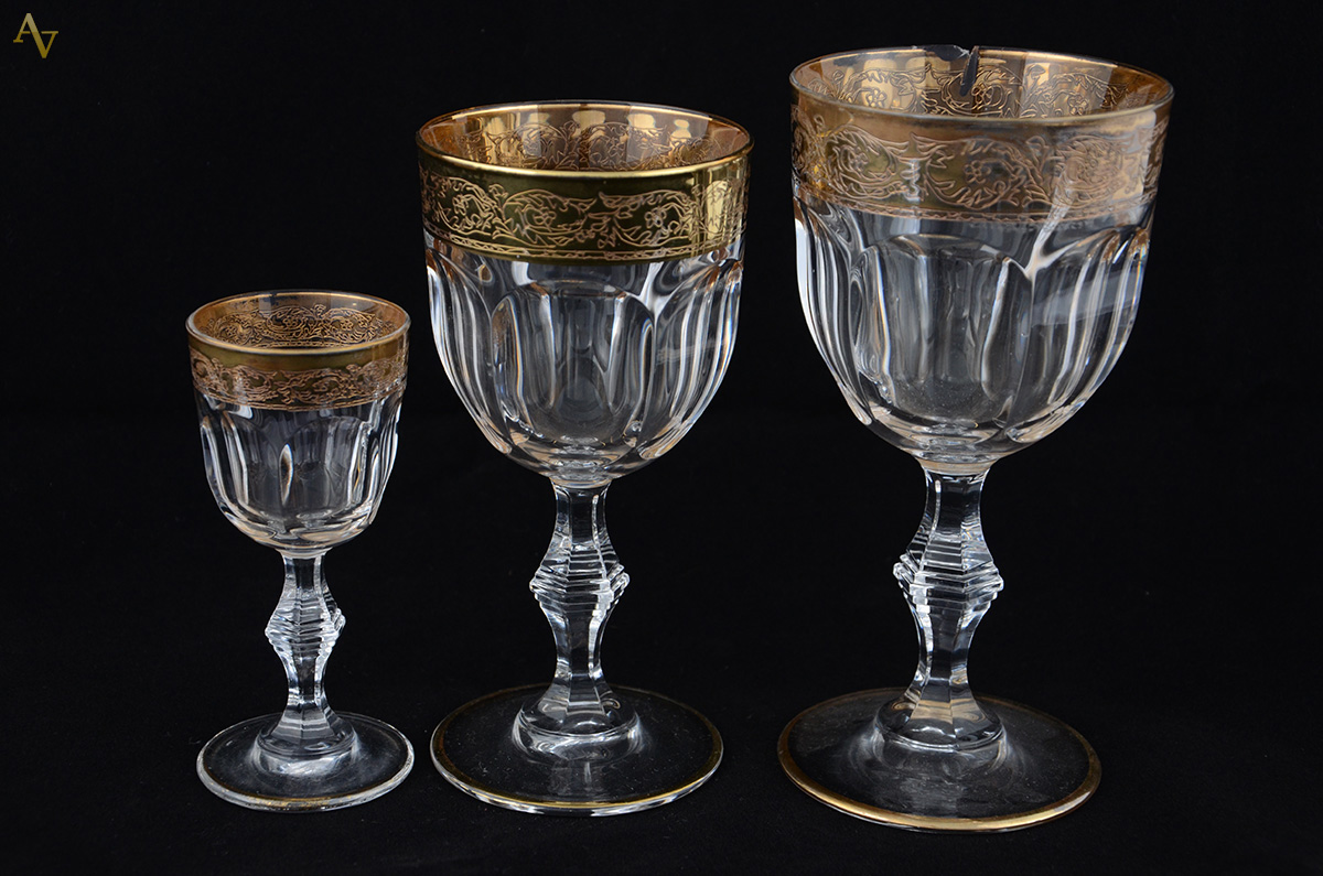 Conjunto de 15 cálices de cristal lapidação dedão c/ borda dourada... - foto 1 de 2