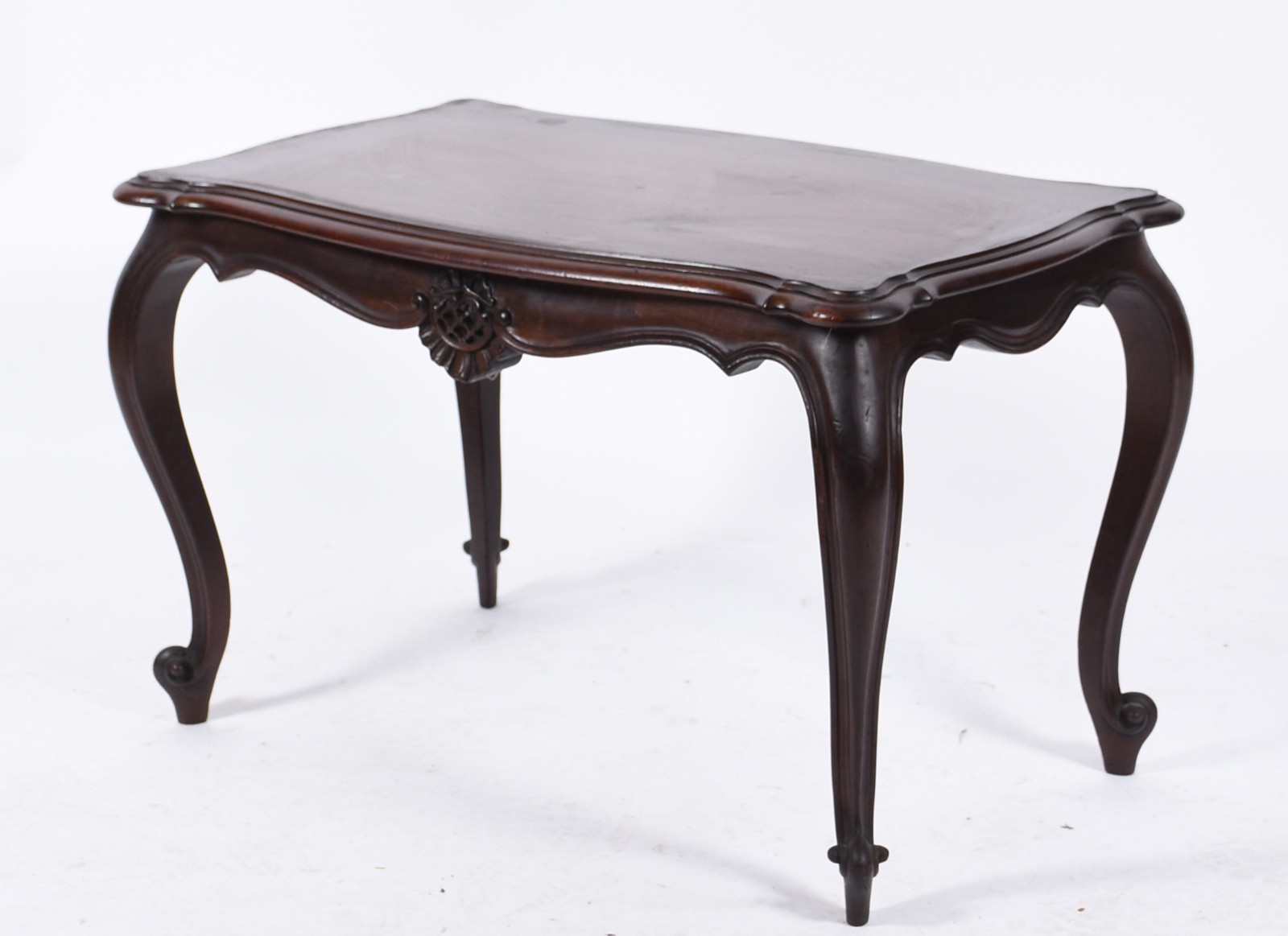 Mesa de centro de madeira nobre, estilo Luis XV, saia recortada e com... - foto 1 de 6