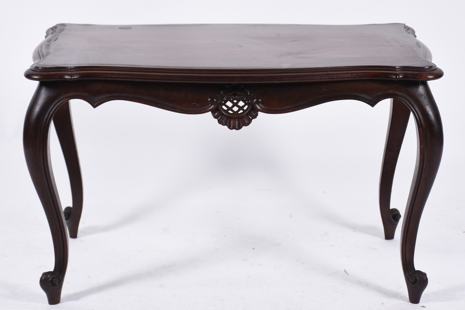 Mesa de centro de madeira nobre, estilo Luis XV, saia recortada e com... - foto 2 de 6