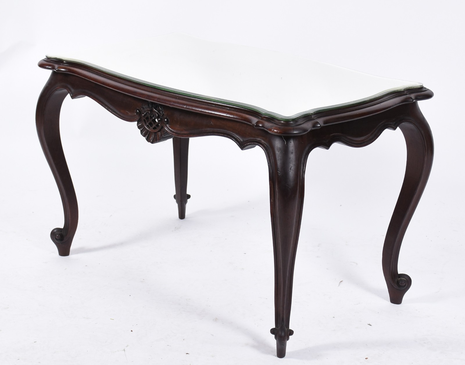 Mesa de centro de madeira nobre, estilo Luis XV, saia recortada e com... - foto 3 de 6