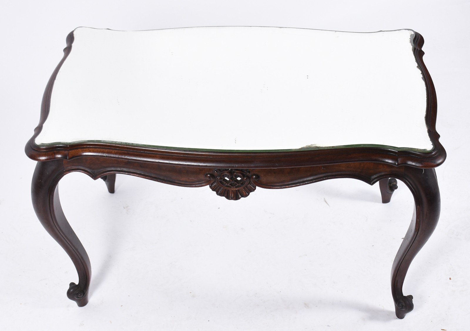 Mesa de centro de madeira nobre, estilo Luis XV, saia recortada e com... - foto 4 de 6