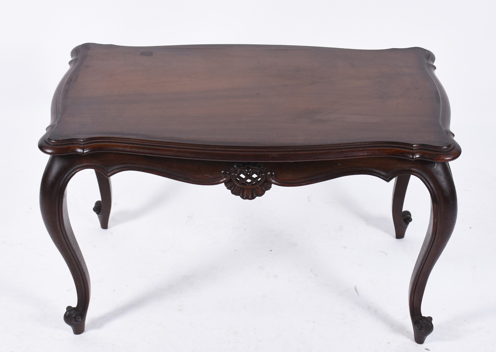 Mesa de centro de madeira nobre, estilo Luis XV, saia recortada e com... - foto 5 de 6