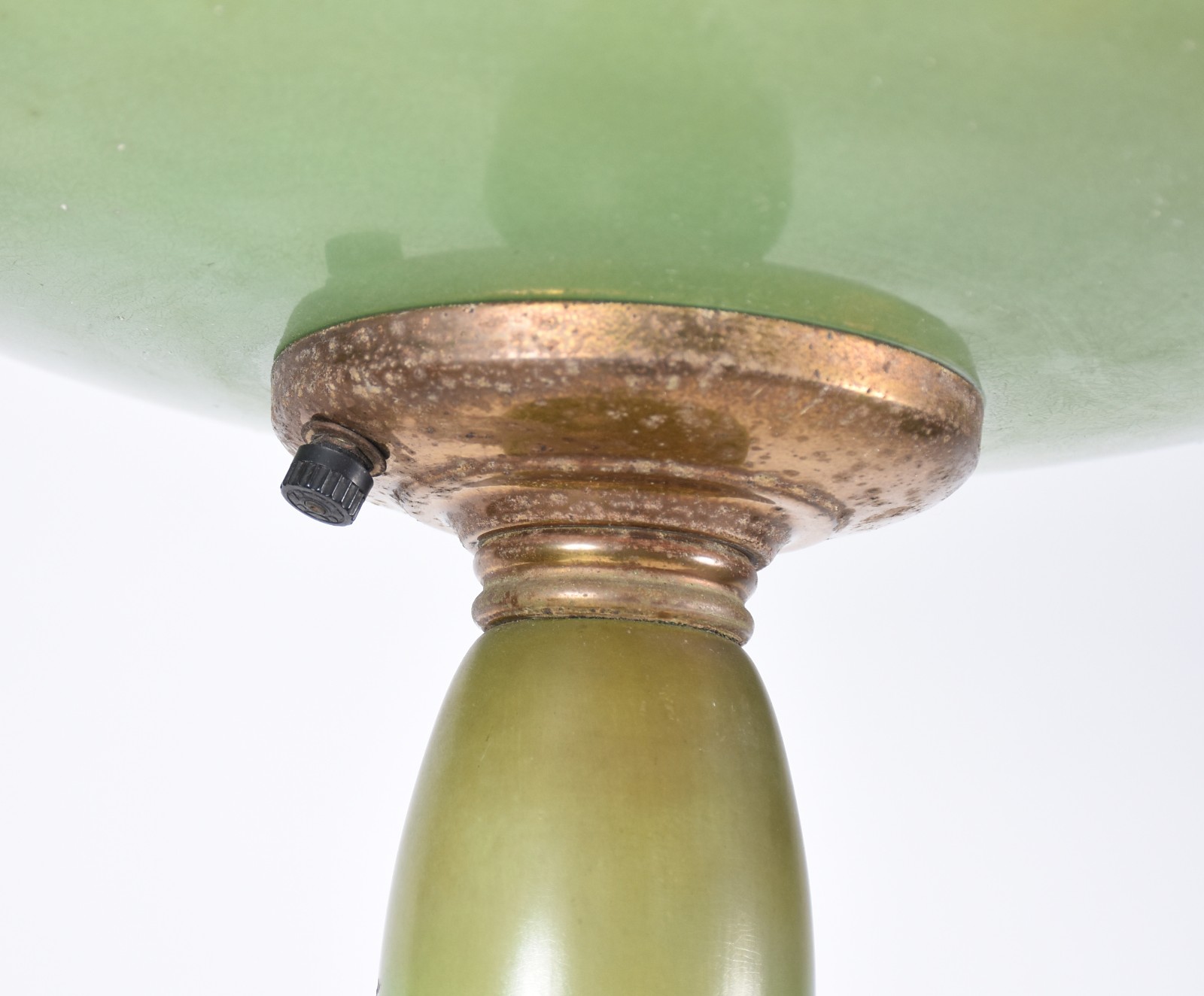 Luminária coluna de metal pintado de verde, oxidações na base e em... - foto 5 de 5