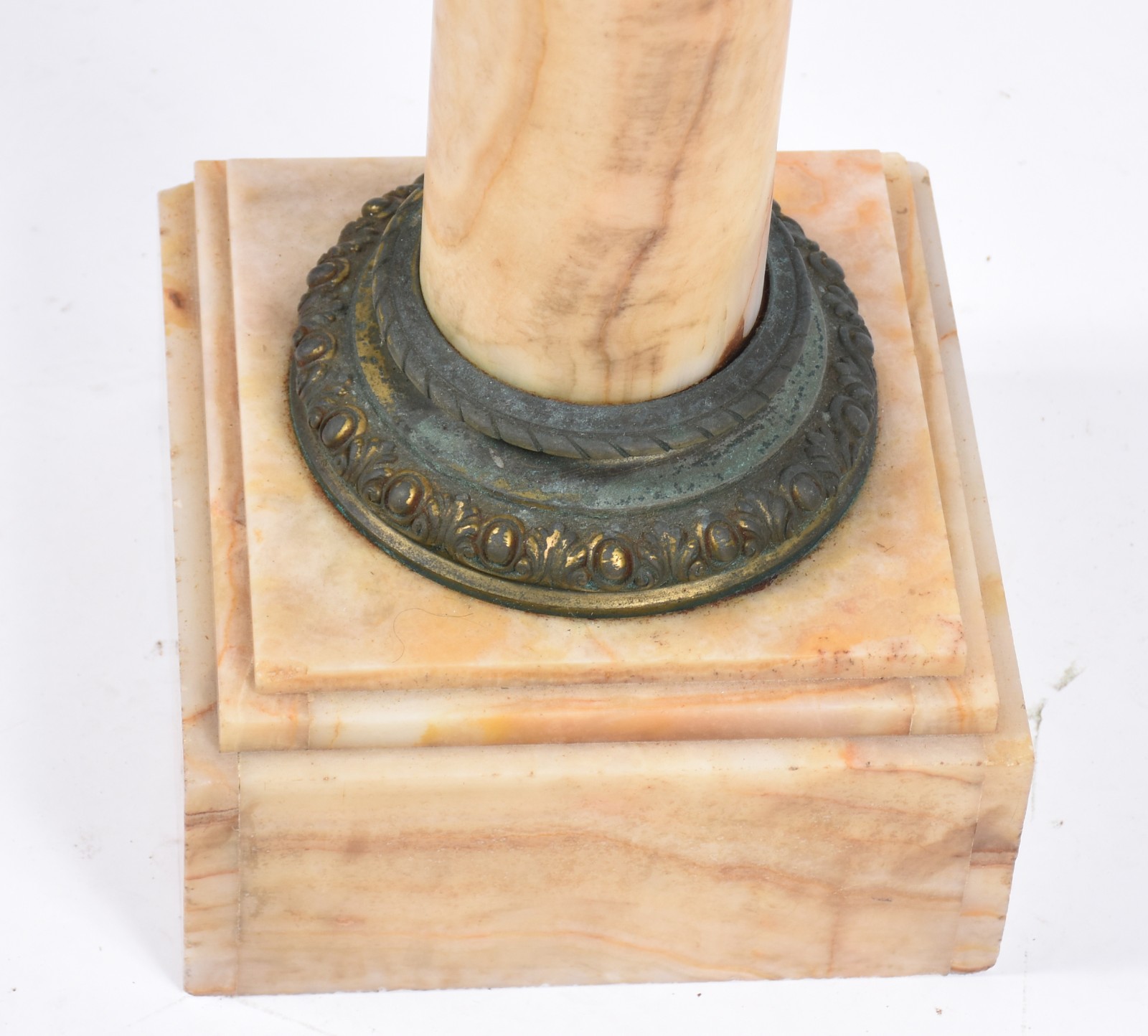 Coluna de ônix com detalhes em bronze, tampo e base quadrangulares. - foto 5 de 6
