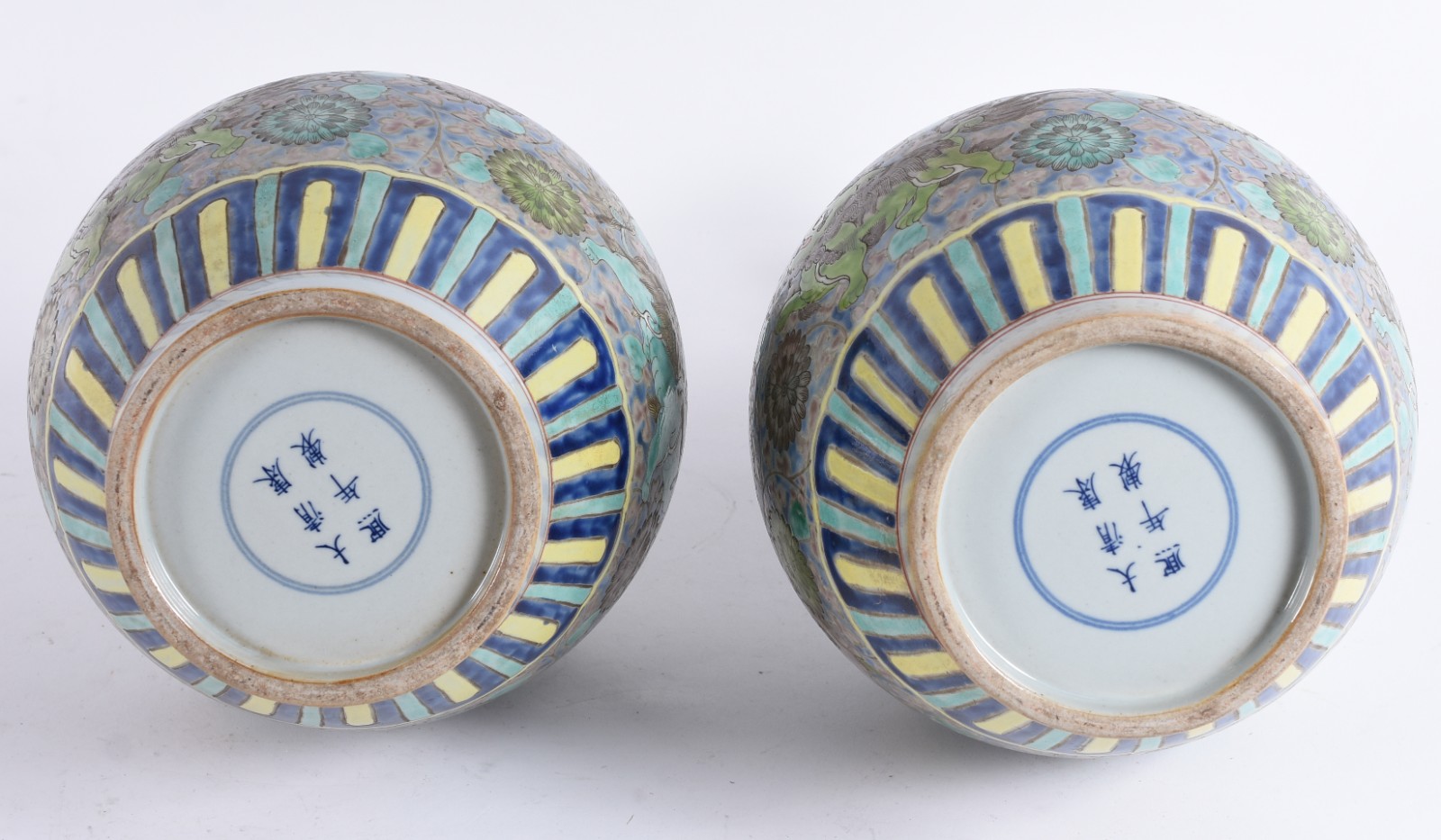 Par de vasos em porcelana chinesa de formato globular, com longos... - foto 4 de 4