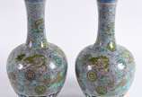 Par de vasos em porcelana chinesa de formato gl... - Par de vasos em porcelana chinesa de formato globular, com<br>longos gargalos, ornados em policromia da Famille Verte por Cães de<br>Fó sobre fu...