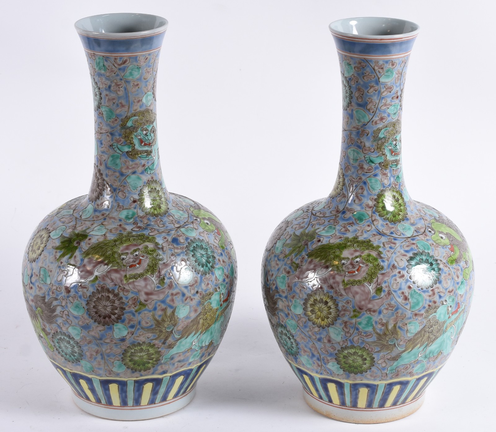 Par de vasos em porcelana chinesa de formato globular, com longos... - foto 3 de 4