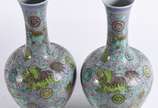 Par de vasos em porcelana chinesa de formato gl... - Par de vasos em porcelana chinesa de formato globular, com<br>longos gargalos, ornados em policromia da Famille Verte por Cães de<br>Fó sobre fu...