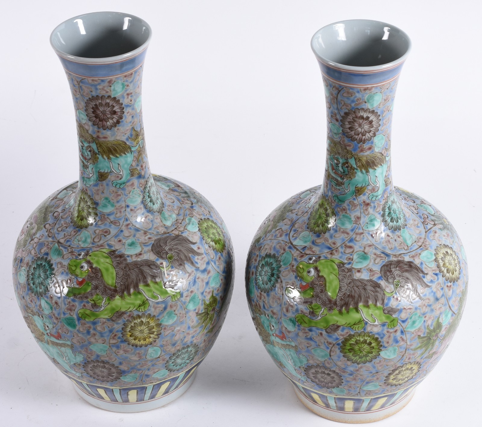 Par de vasos em porcelana chinesa de formato globular, com longos... - foto 2 de 4