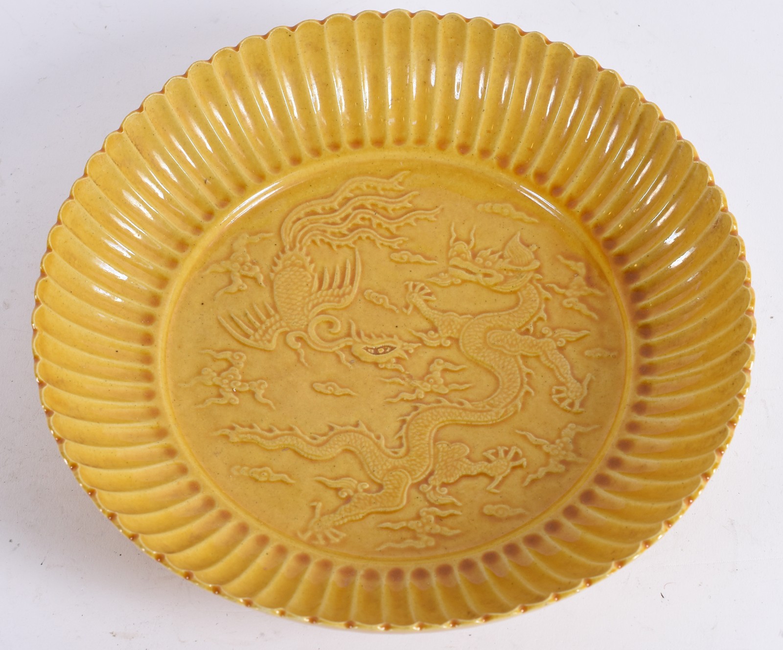 - Prato em porcelana chinesa com esmalte monocromático amarelo. Borda... - foto 1 de 2