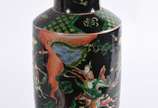Vaso de formato balaústre em porcelana chinesa,... - Vaso de formato balaústre em porcelana chinesa, decorado em<br>esmaltes policromados da Famille Verte, apresentando cena de<br>batalha sobre fun...