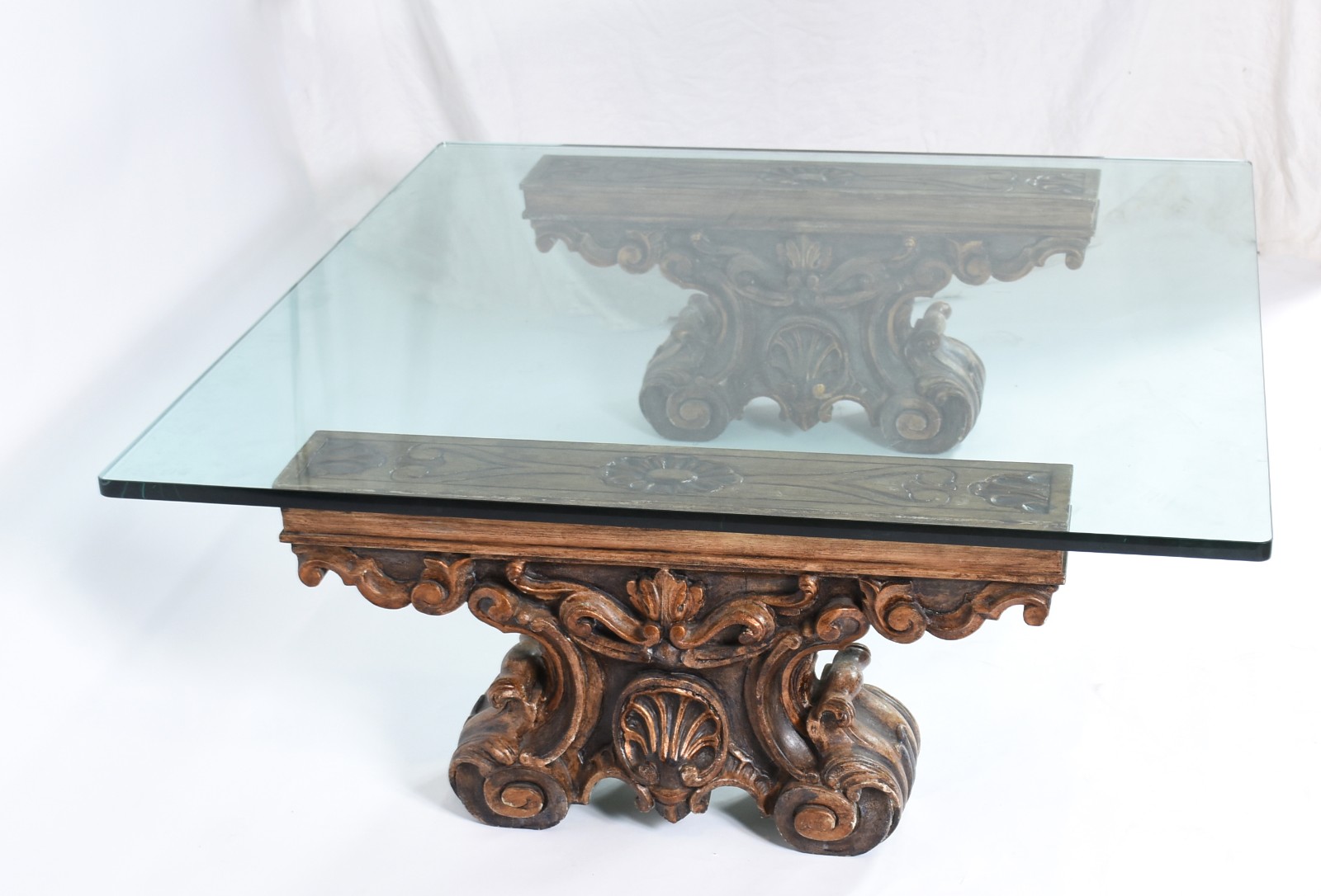Mesa de centro com 2 pés de madeira entalhada e dourada e tampo de... - foto 1 de 3