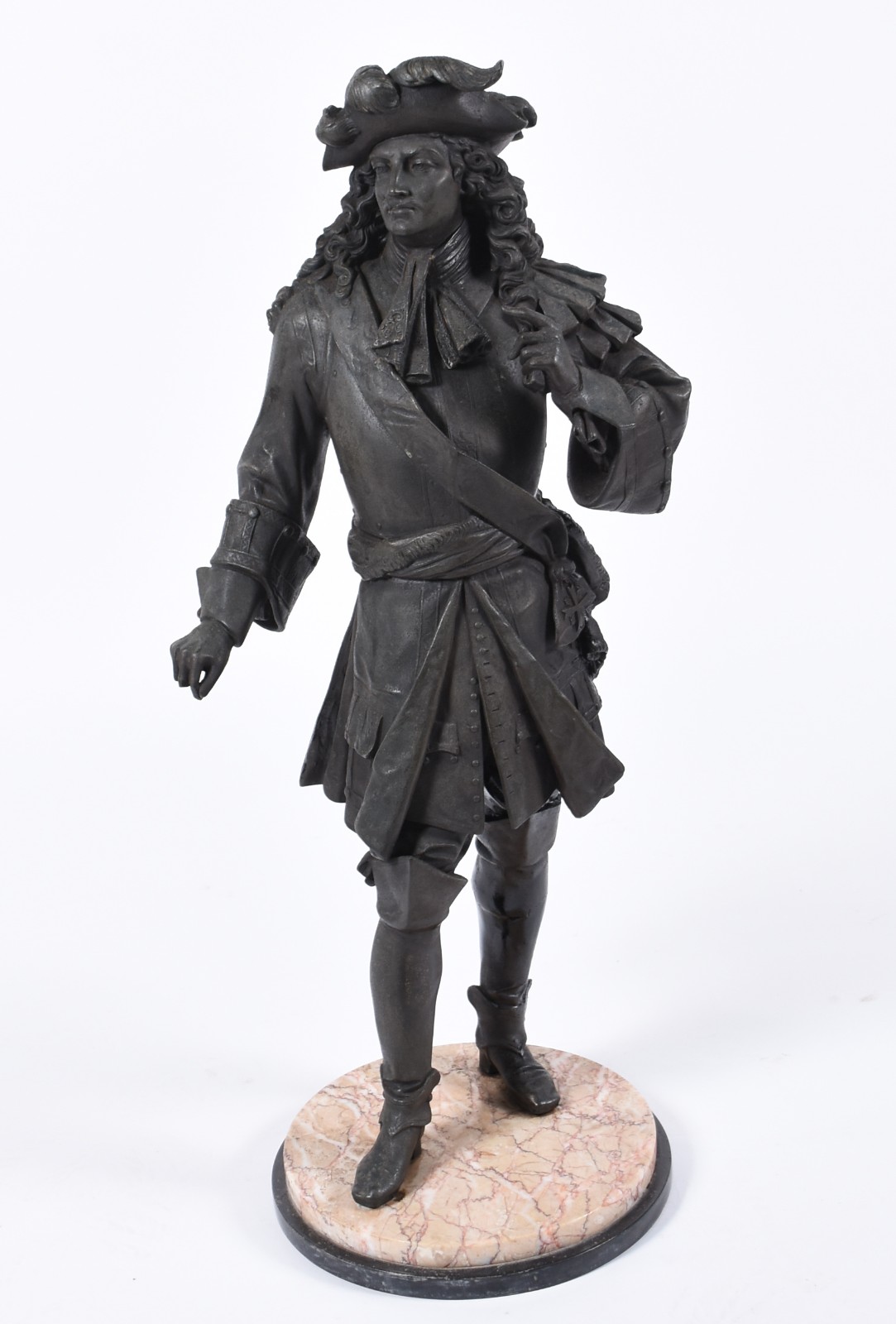 Escultura de petit bronze representando antigo cavalheiro (perna... - foto 1 de 5