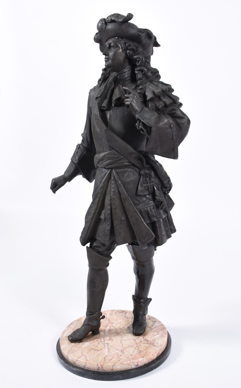Escultura de petit bronze representando antigo cavalheiro (perna... - foto 3 de 5