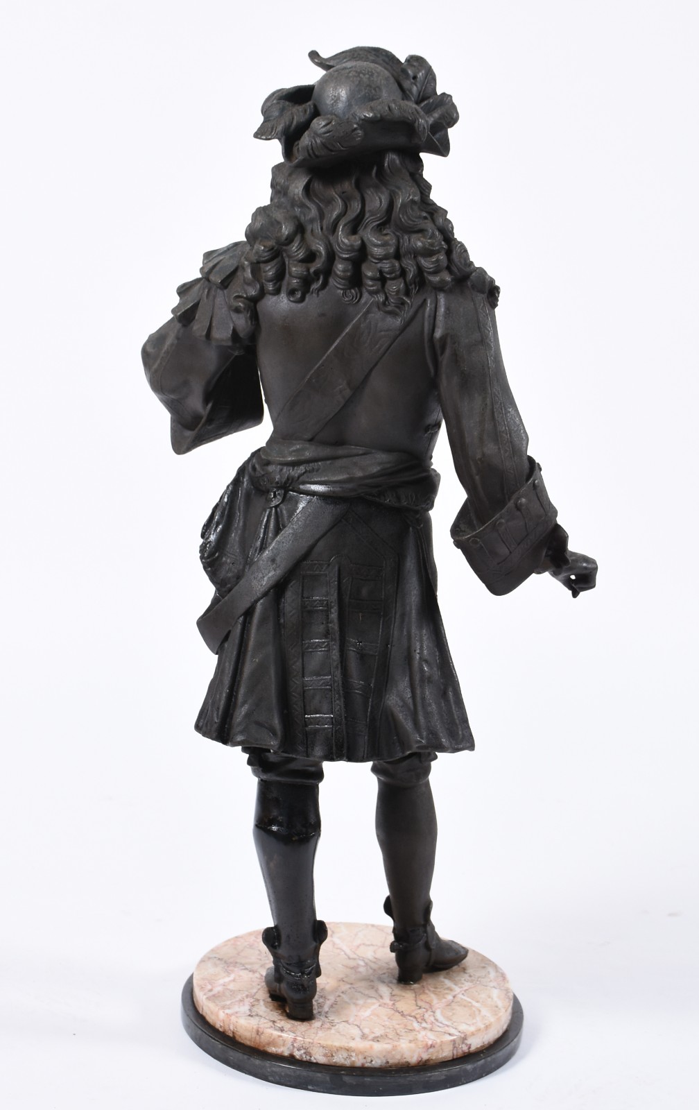 Escultura de petit bronze representando antigo cavalheiro (perna... - foto 4 de 5
