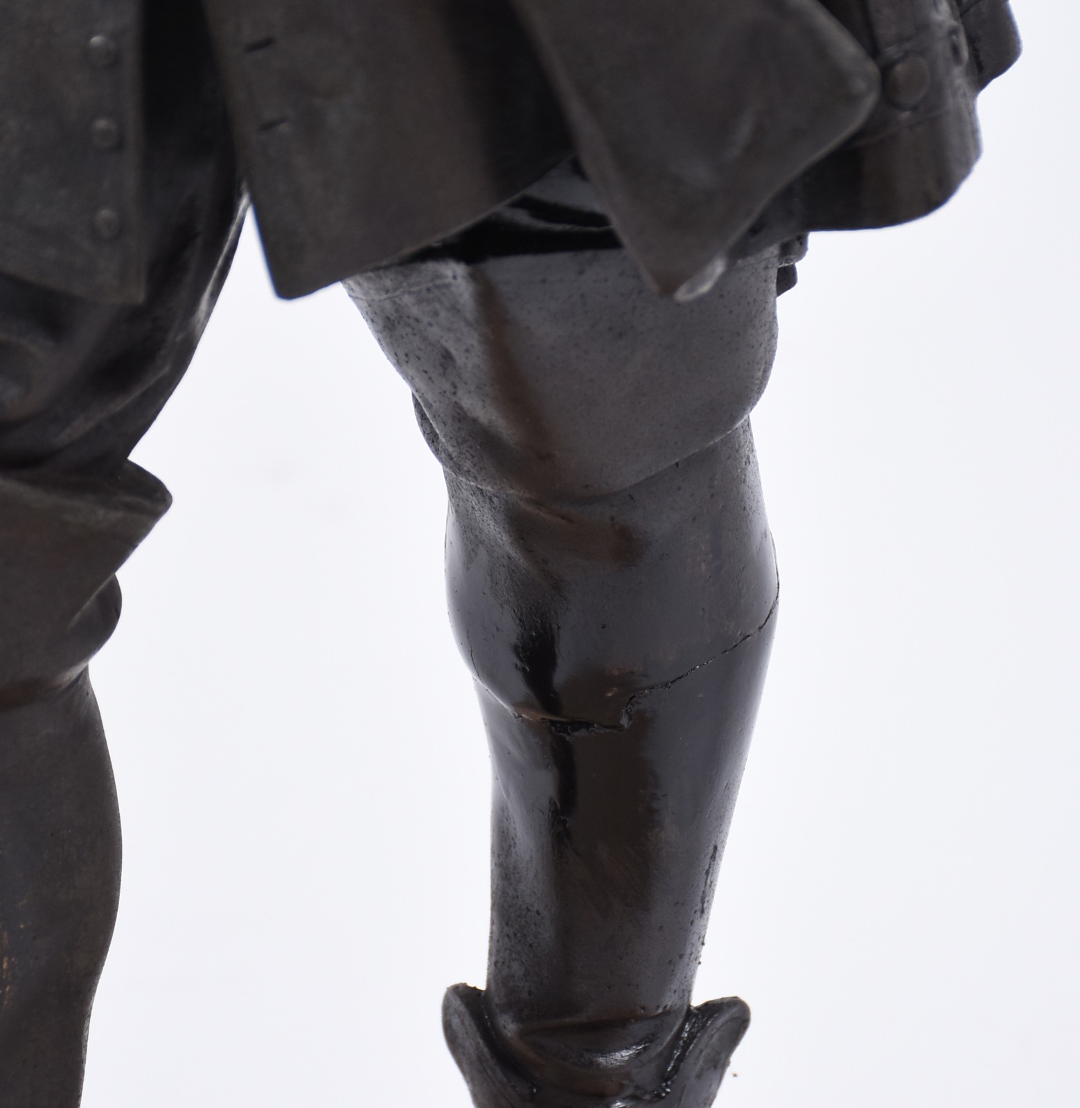 Escultura de petit bronze representando antigo cavalheiro (perna... - foto 5 de 5