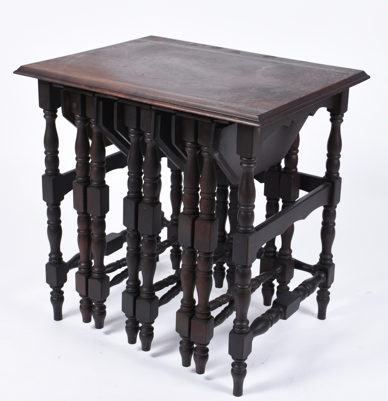 Mesa ninho de madeira nobre com pernas torneadas, sendo tres menores... - foto 1 de 6