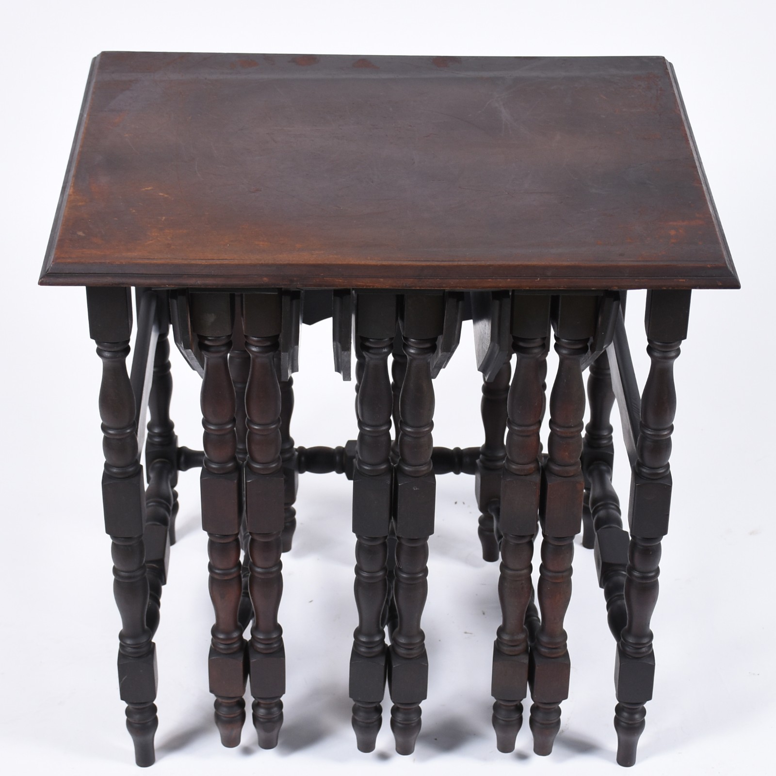 Mesa ninho de madeira nobre com pernas torneadas, sendo tres menores... - foto 3 de 6