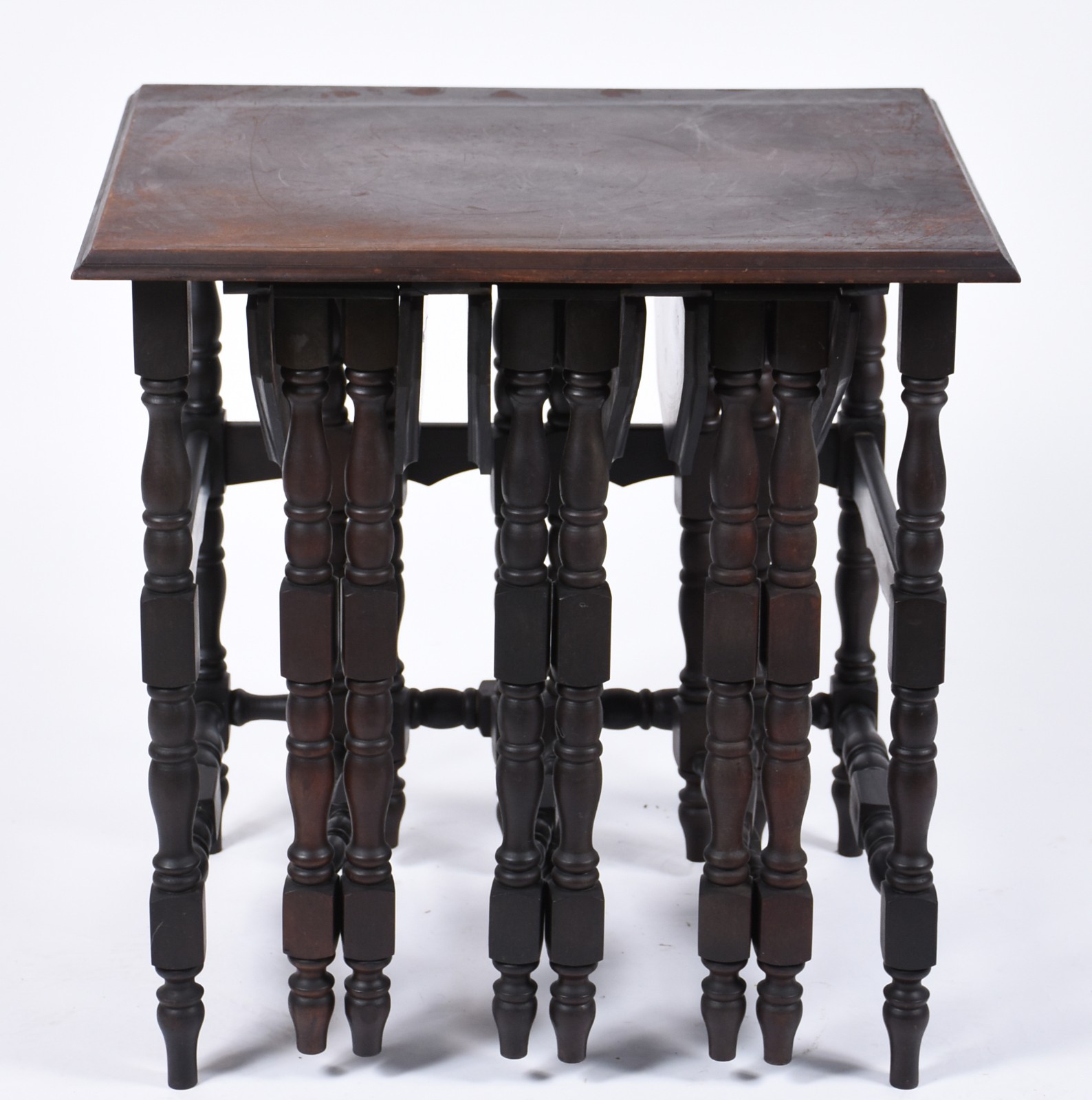 Mesa ninho de madeira nobre com pernas torneadas, sendo tres menores... - foto 4 de 6
