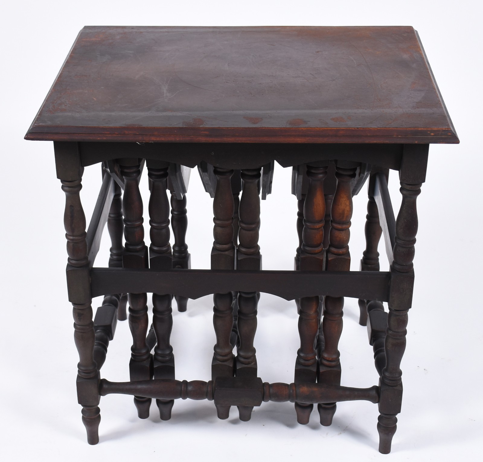Mesa ninho de madeira nobre com pernas torneadas, sendo tres menores... - foto 5 de 6