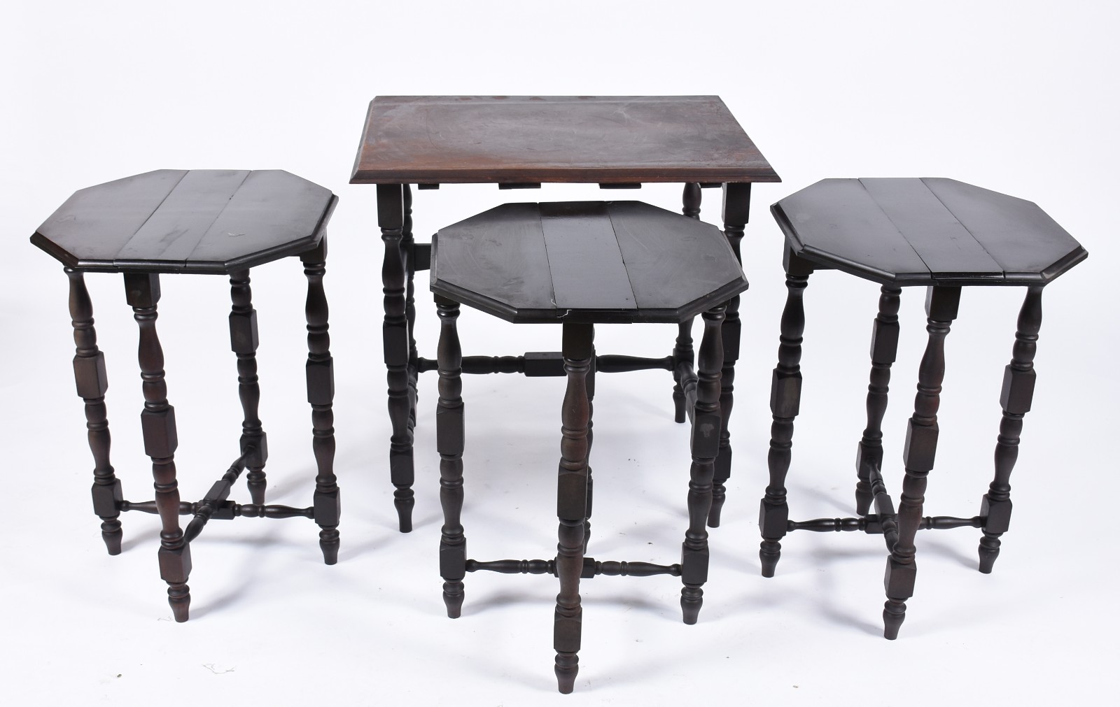 Mesa ninho de madeira nobre com pernas torneadas, sendo tres menores... - foto 2 de 6
