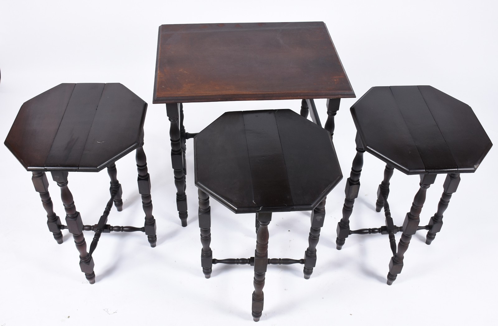 Mesa ninho de madeira nobre com pernas torneadas, sendo tres menores... - foto 6 de 6