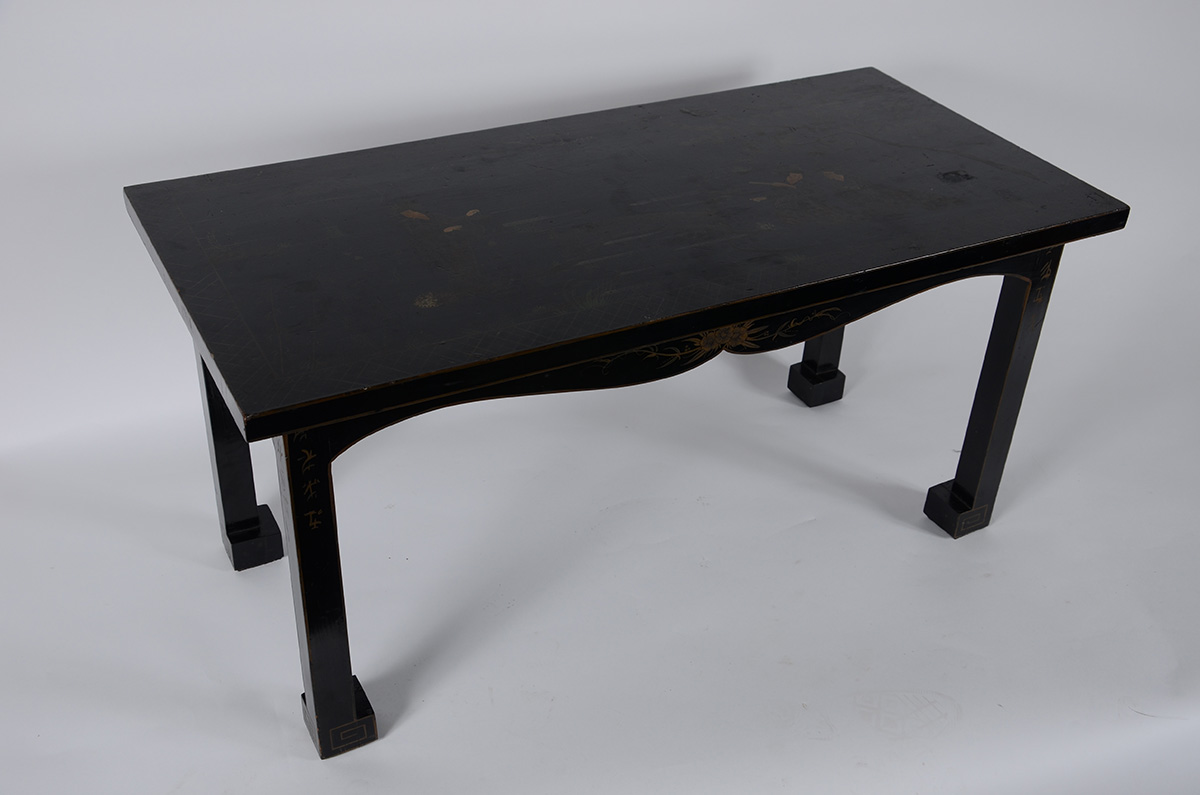 Mesa de centro laqueada decorada e entalhada ao gosto oriental c/...