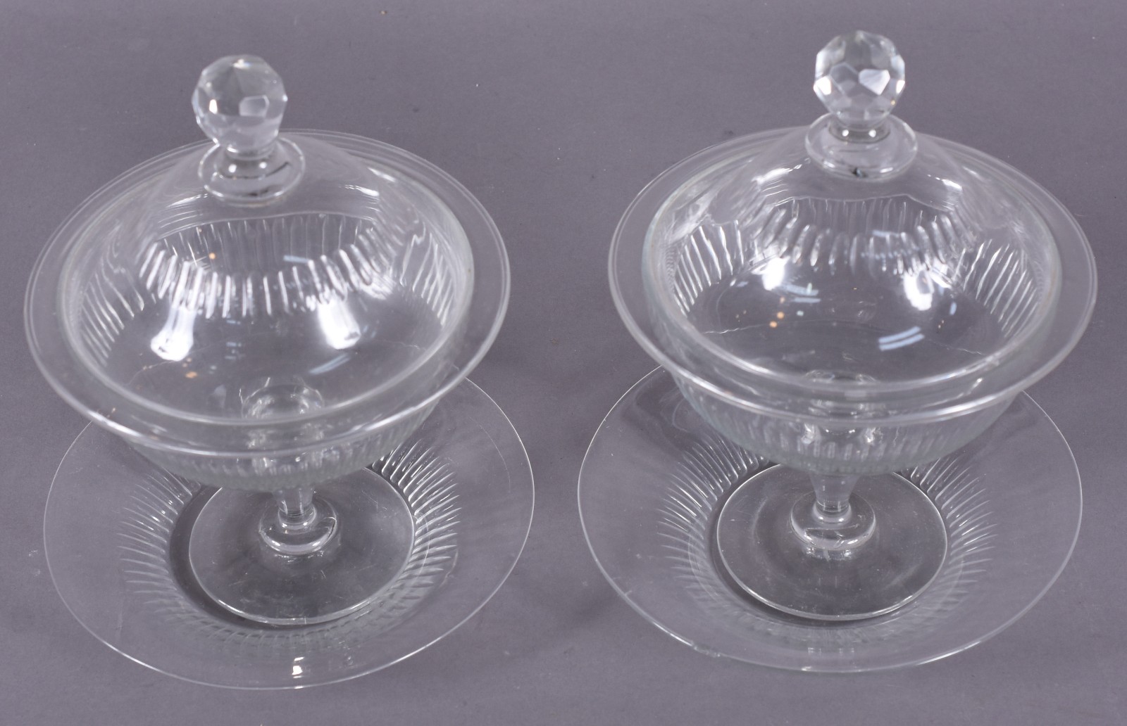 Par de Compoteiras de cristal lapidado em gomos com presentoir (uma... - foto 2 de 6