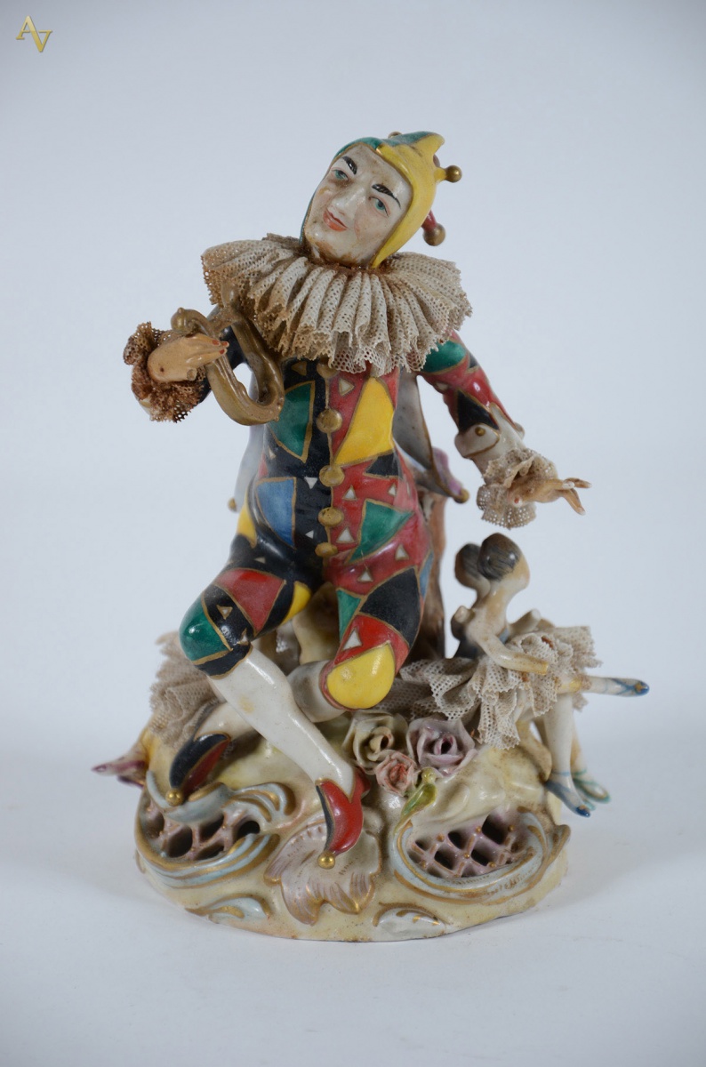 Pequena escultura em porcelana rep. Arlequim (faltando peq. partes)... - foto 1 de 2