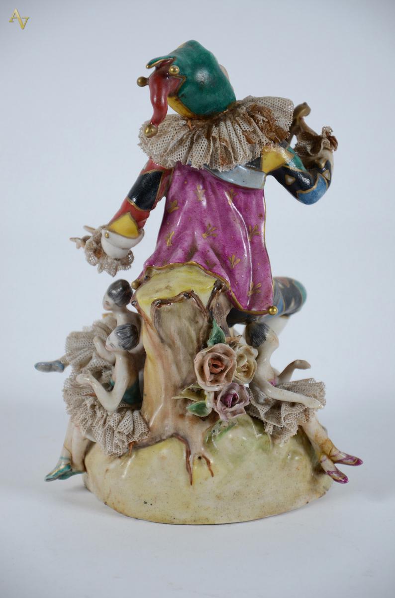 Pequena escultura em porcelana rep. Arlequim (faltando peq. partes)... - foto 2 de 2