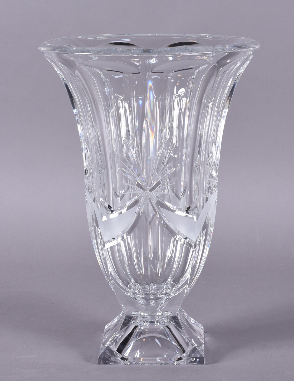 Vaso de cristal da Bohemia facetado com detalhes lapidados. - foto 1 de 4