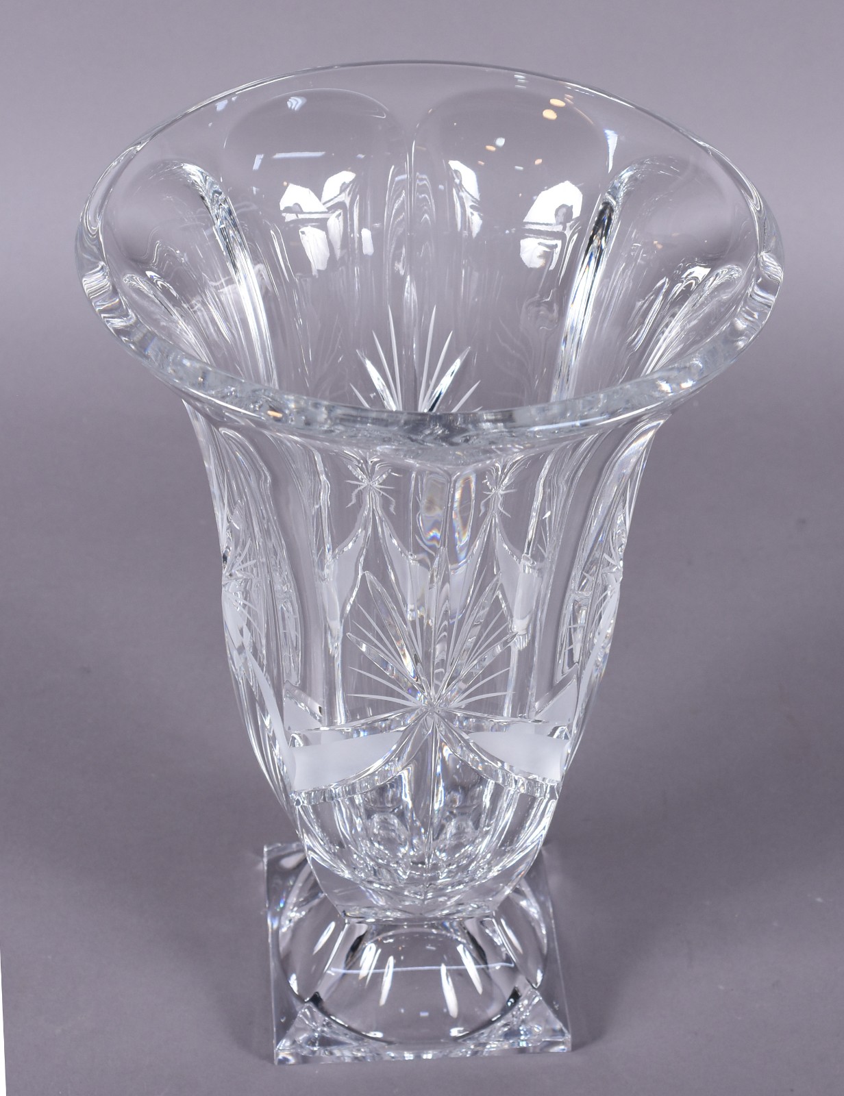 Vaso de cristal da Bohemia facetado com detalhes lapidados. - foto 2 de 4