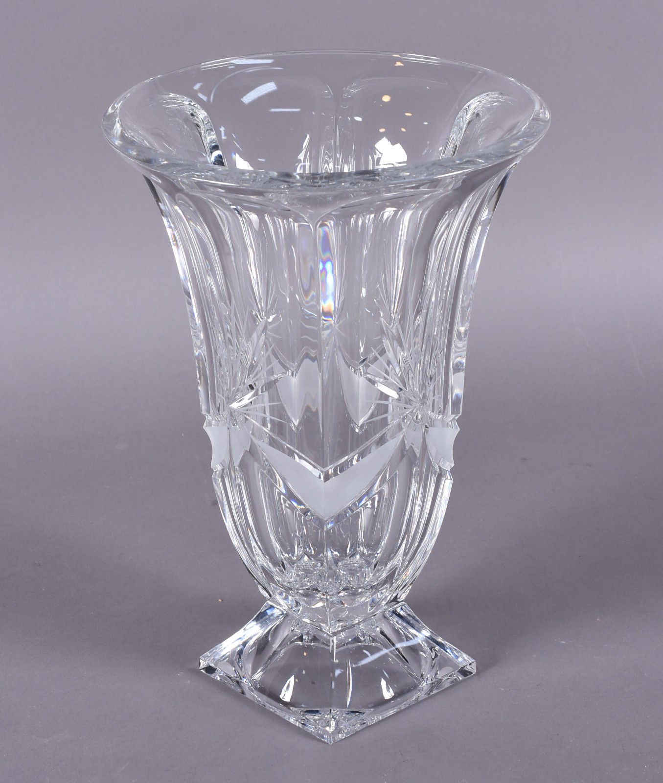 Vaso de cristal da Bohemia facetado com detalhes lapidados. - foto 3 de 4