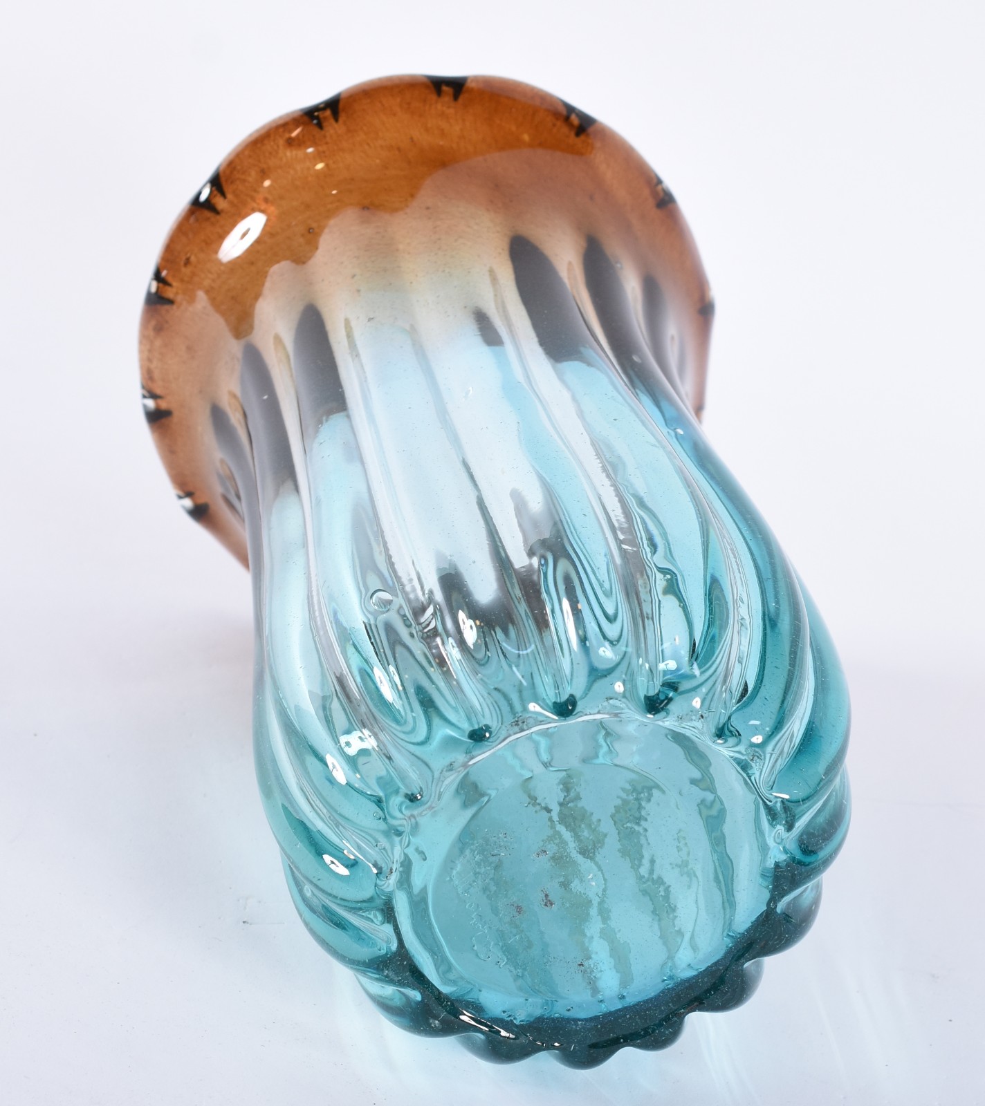 Vaso de vidro decorativo na cor azul e âmbar. - foto 3 de 3