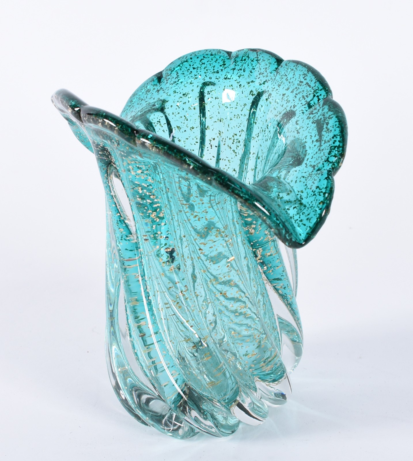 Vaso de vidro decorativo na cor verde com pó de ouro. - foto 2 de 3