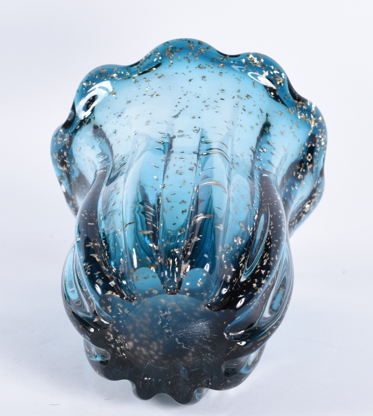 Vaso de vidro decorativo na cor azul com pó de ouro. - foto 3 de 3