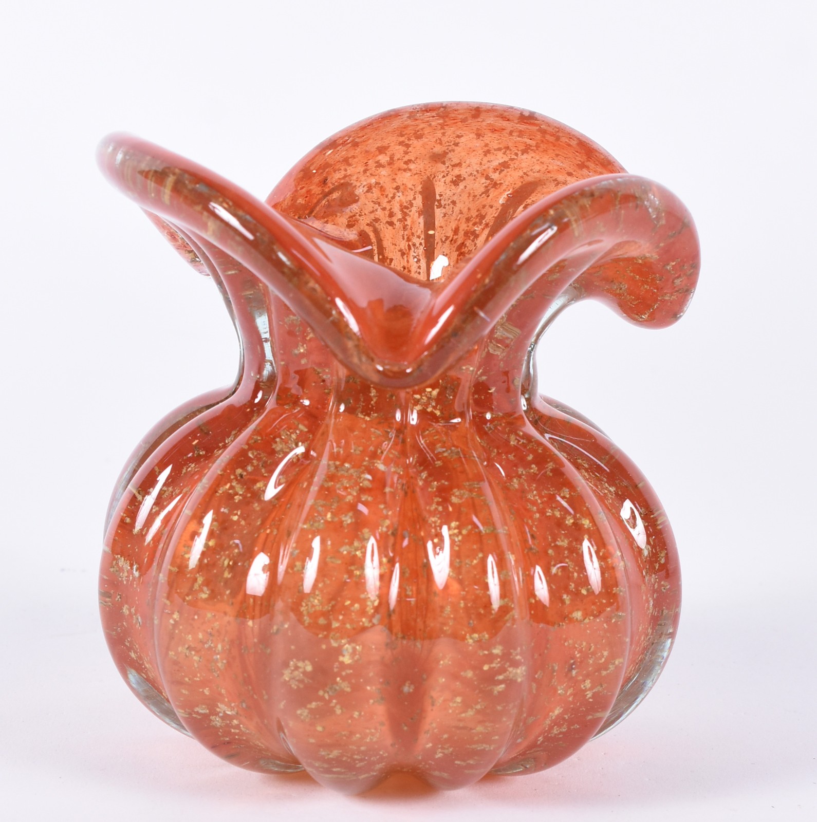 Vaso de vidro decorativo na cor laranja com pó de ouro. - foto 1 de 3