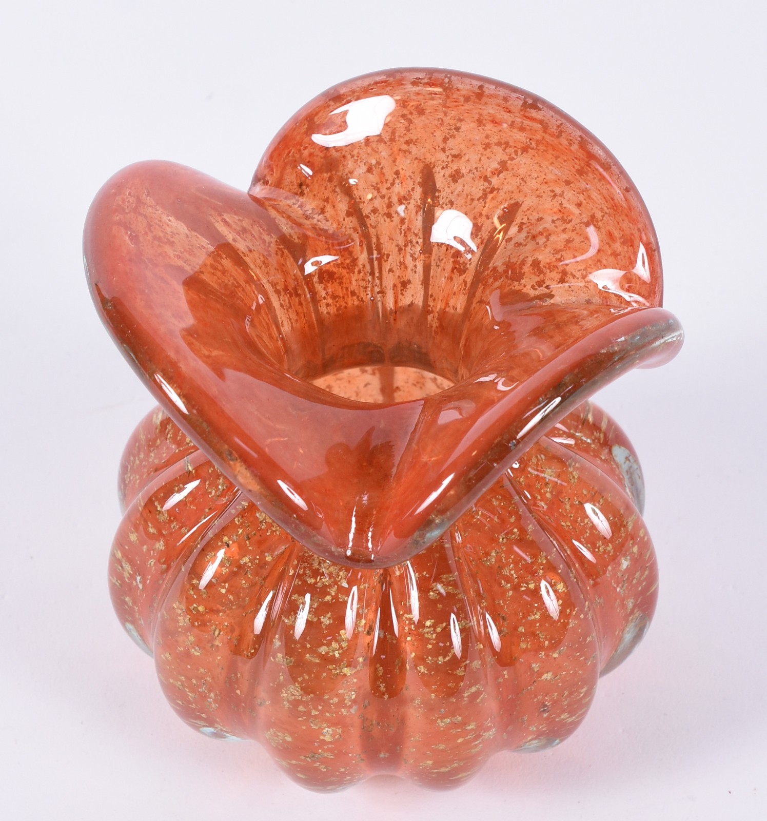 Vaso de vidro decorativo na cor laranja com pó de ouro. - foto 2 de 3
