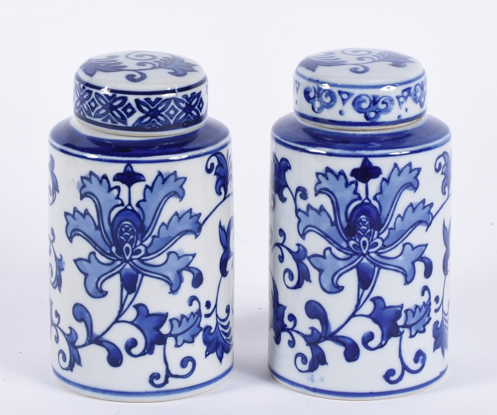 Par de potiches de porcelana na cor azul e branca. - foto 1 de 4
