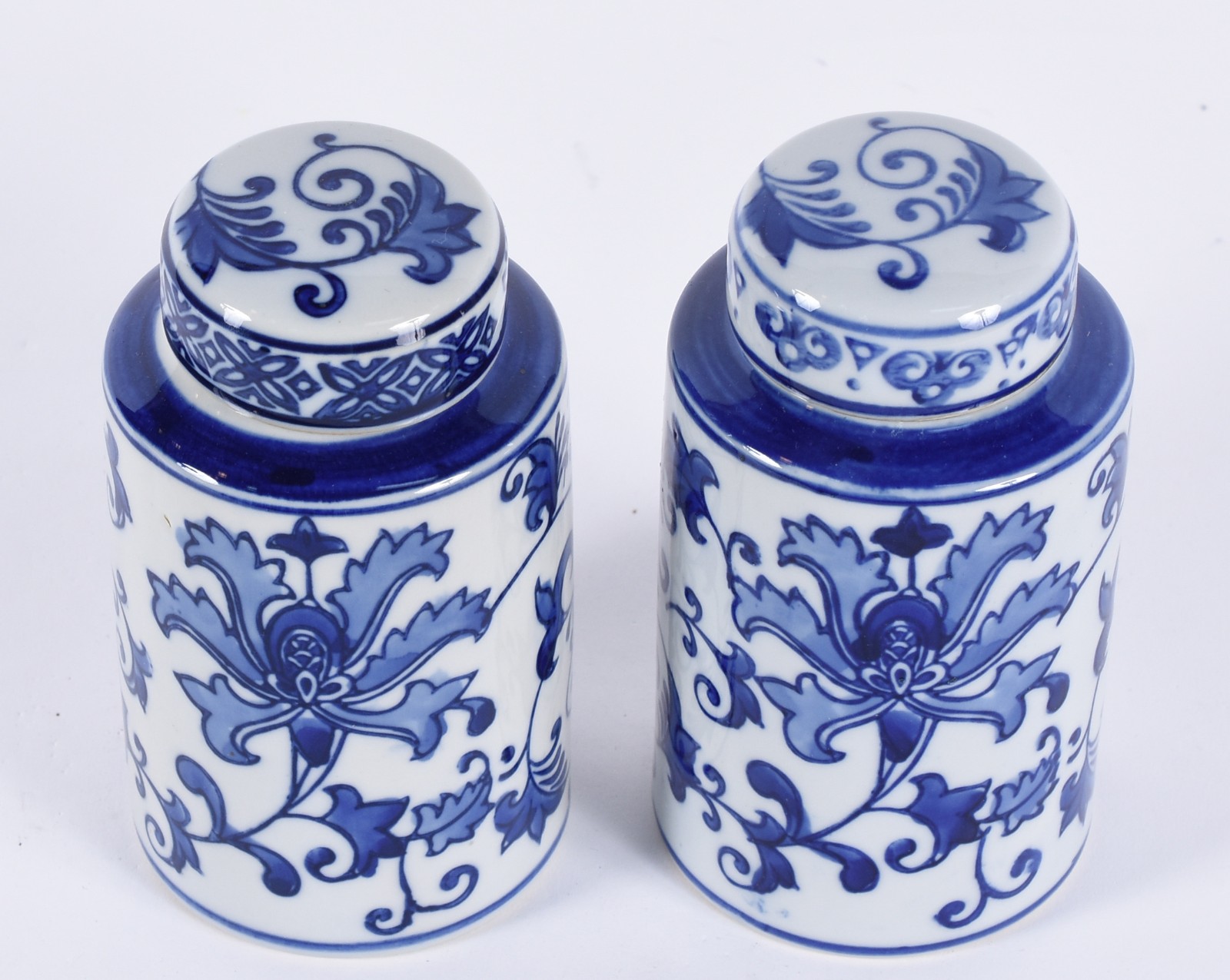Par de potiches de porcelana na cor azul e branca. - foto 2 de 4