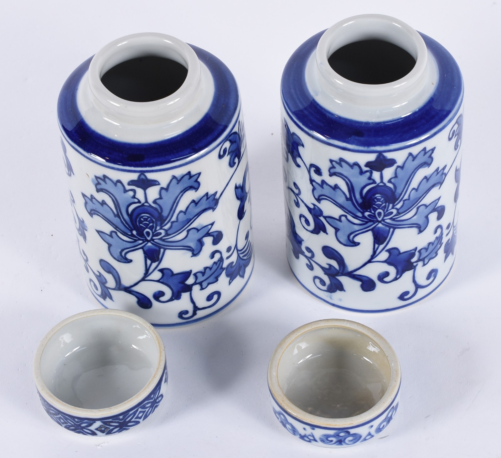Par de potiches de porcelana na cor azul e branca. - foto 3 de 4